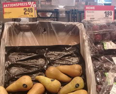Prices at supermarkets in Berlin, pears and plums